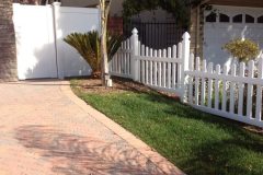 Front yard picket vinyl fence